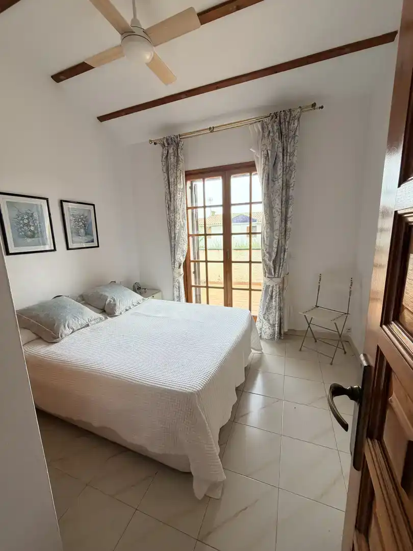 Dormitori de Casa adosada de lloguer en El Vendrell amb Jardí privat, Piscina i Moblat