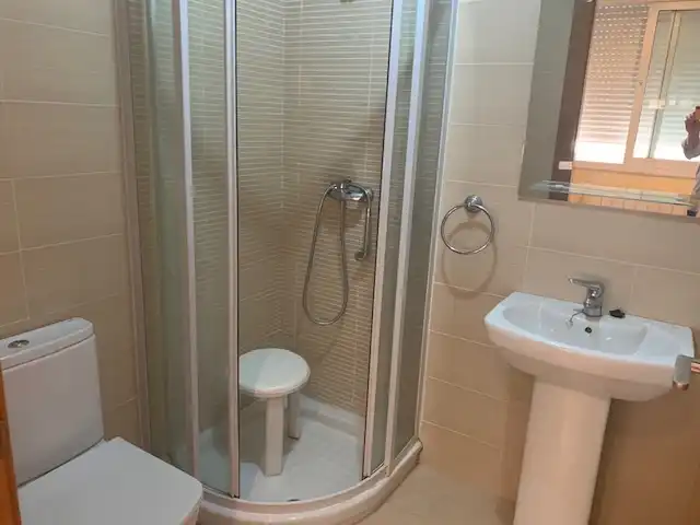 Baño de Piso de alquiler en Puertollano con Aire acondicionado, Calefacción y Amueblado
