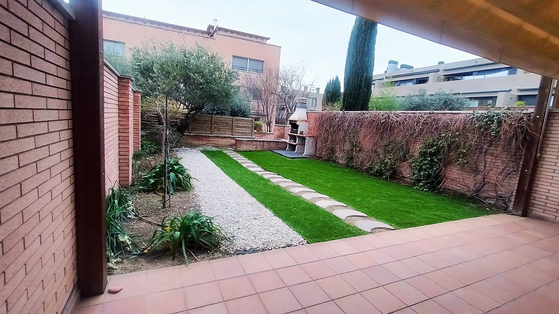 Jardí de Casa adosada en venda en Castellar del Vallès amb Aire condicionat, Calefacció i Jardí privat