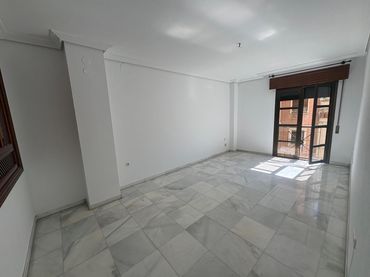 Appartamento con balcone in affitto a Centro