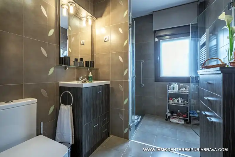 Baño de Finca rústica en venta en Masarac i Vilarnadal con Aire acondicionado, Jardín privado y Terraza
