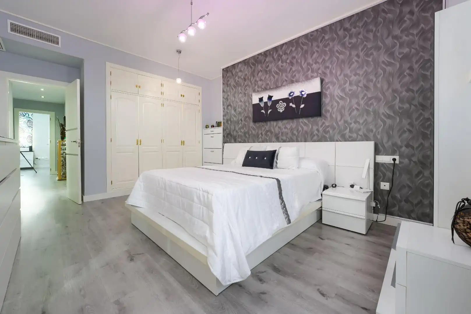 Schlafzimmer von Einfamilien-Reihenhaus zum Verkauf in Espartinas mit Klimaanlage, Heizung und Parkett