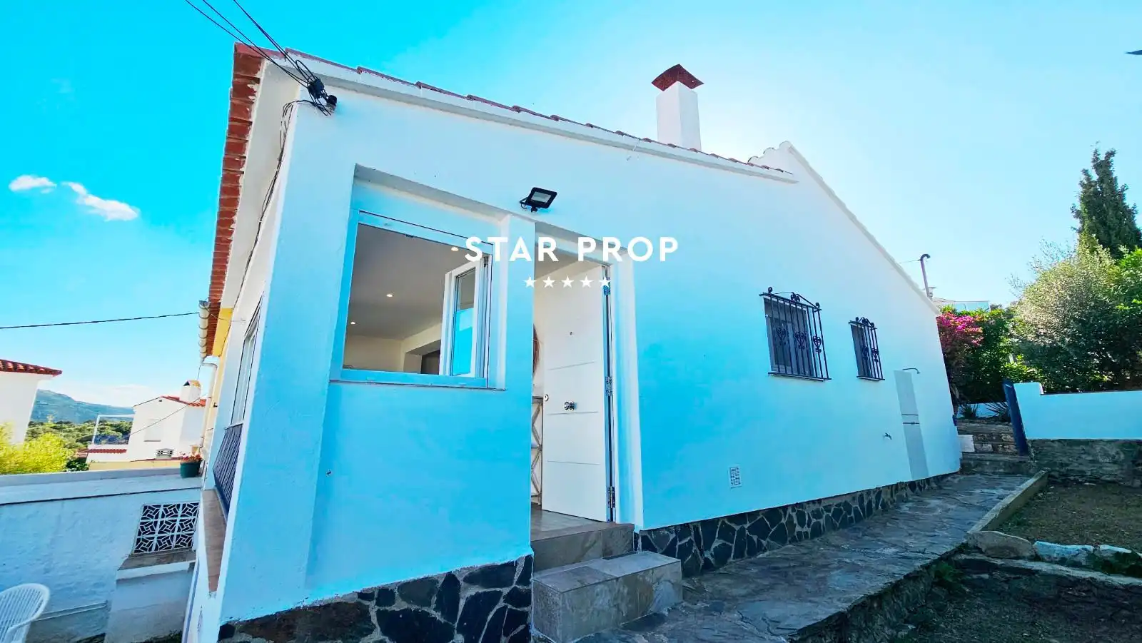 Vista exterior de Casa o xalet en venda en Llançà amb Terrassa, Traster i Moblat