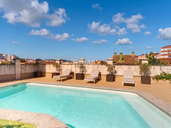 Piscina de Casa o xalet en venda en Vigo  amb Calefacció, Jardí privat i Parquet