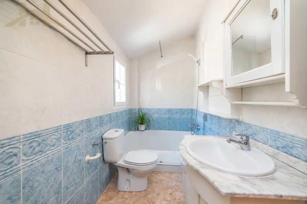 Bathroom of Attic for sale in Valdemoro  with Air Conditioner, Heating and Parquet flooring