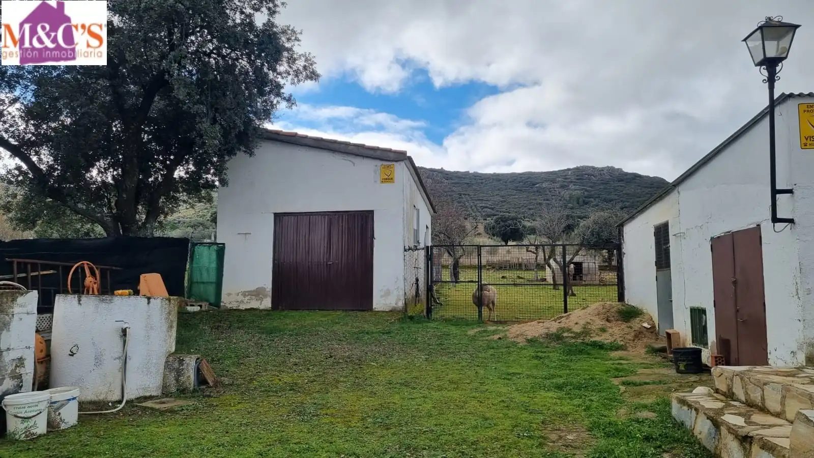 Vista exterior de Casa o xalet en venda en Cabezarrubias del Puerto amb Aire condicionat, Calefacció i Jardí privat
