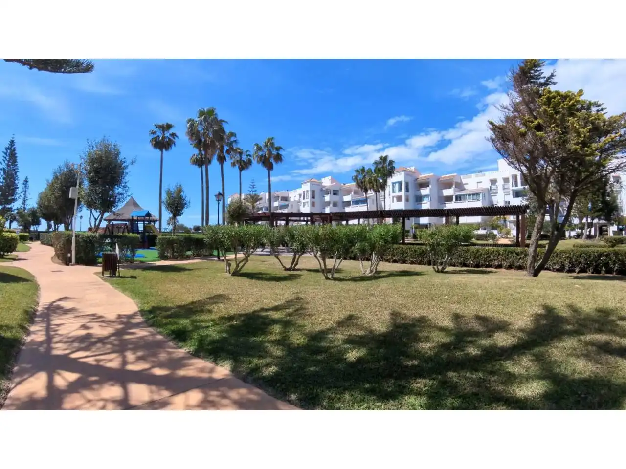 Vista exterior de Apartament en venda en El Ejido amb Terrassa, Moblat i Piscina comunitària