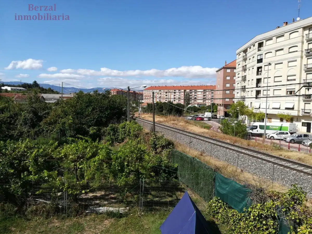 Vista exterior de Finca rústica en venda en  Logroño amb Jardí privat, Traster i Balcó