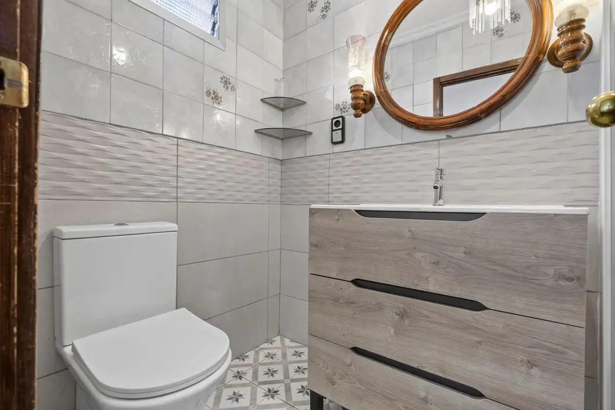 Badezimmer von Einfamilien-Reihenhaus zum Verkauf in Dos Hermanas mit Klimaanlage, Heizung und Terrasse