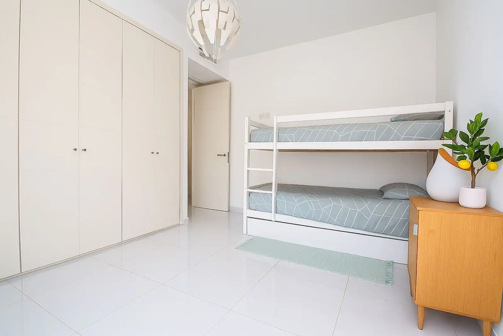 Dormitori de Apartament en venda en Estepona amb Aire condicionat, Traster i Piscina
