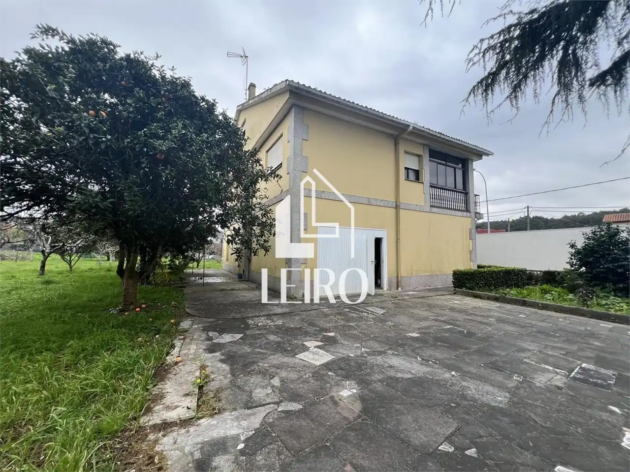 Vista exterior de Casa o xalet en venda en Vilagarcía de Arousa amb Jardí privat i Balcó