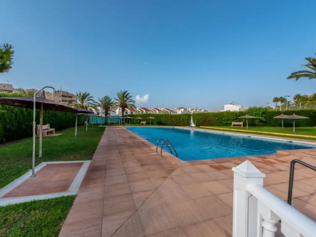 Piscina de Casa adosada en venda en Torrevieja amb Aire condicionat, Moblat i Piscina comunitària