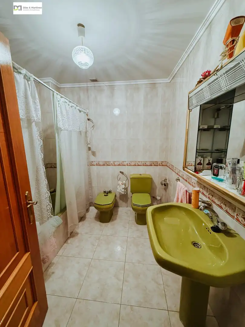 Bathroom of Houses for sale in Cacabelos  with Parquet flooring