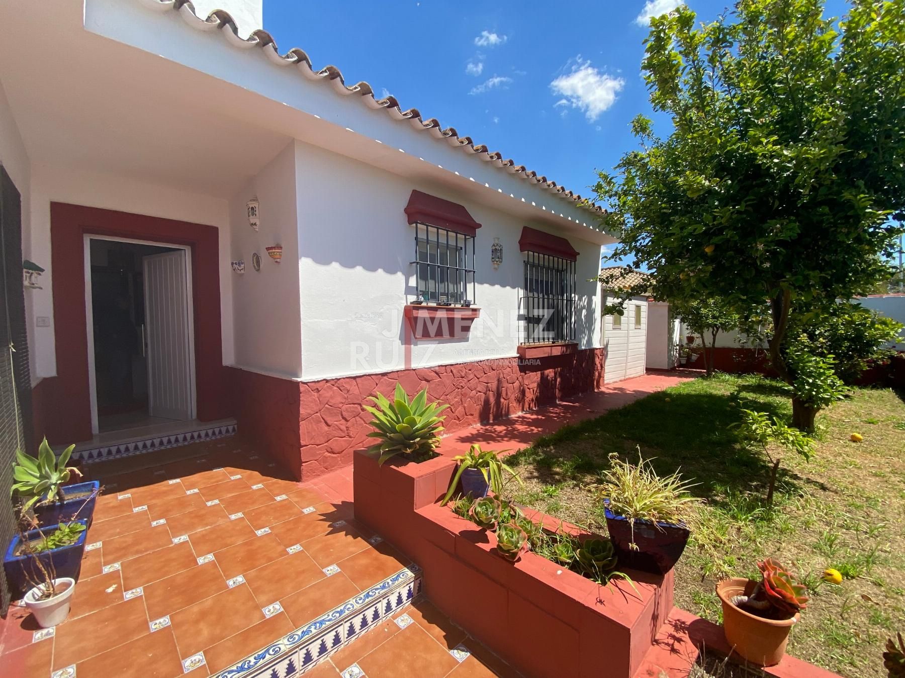 Vista exterior de Casa o xalet de lloguer en El Puerto de Santa María amb Piscina