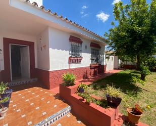Vista exterior de Casa o xalet de lloguer en El Puerto de Santa María amb Piscina