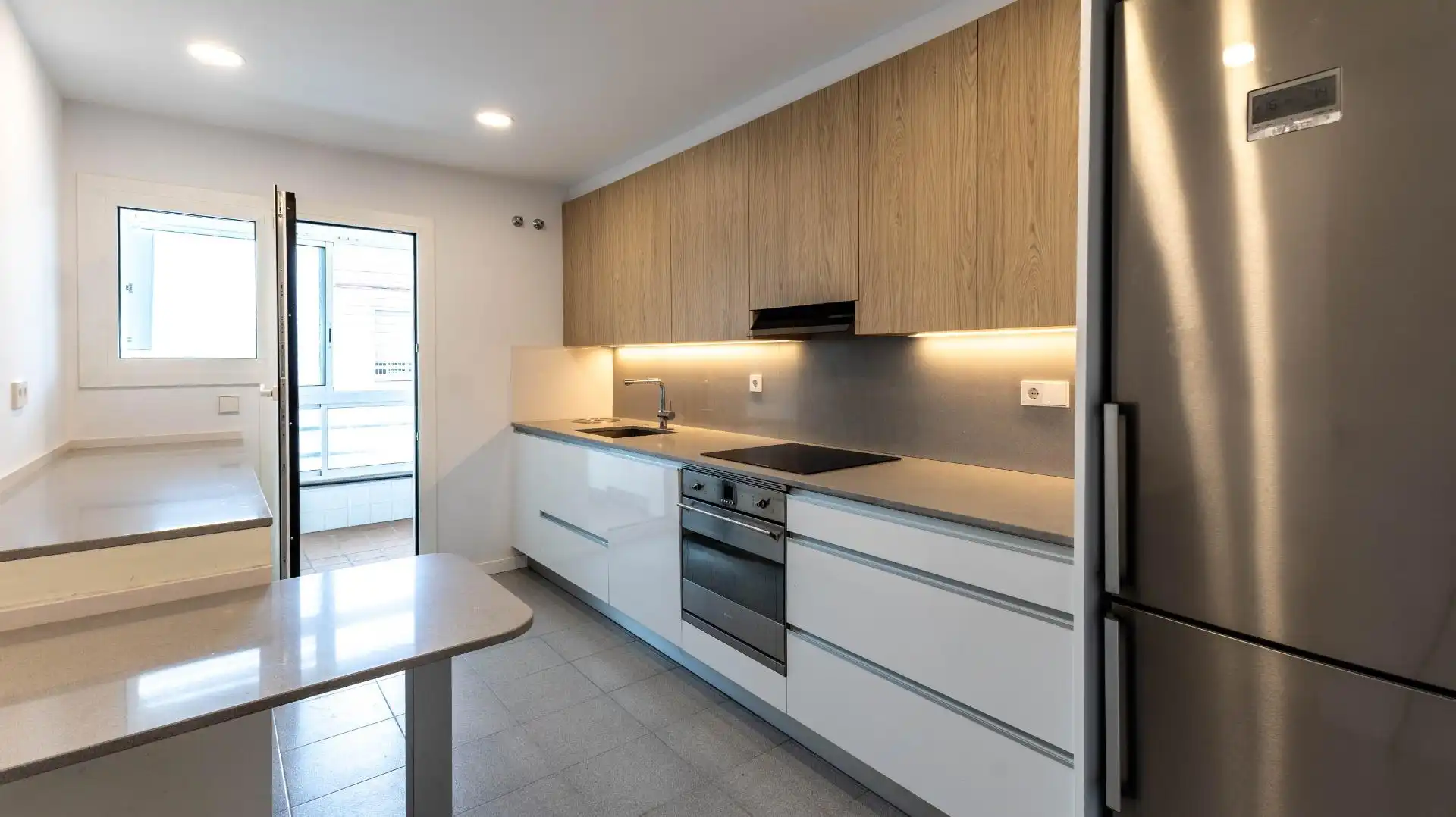 Küche von Wohnung zum Verkauf in Barcelona mit Klimaanlage, Heizung und Terrasse