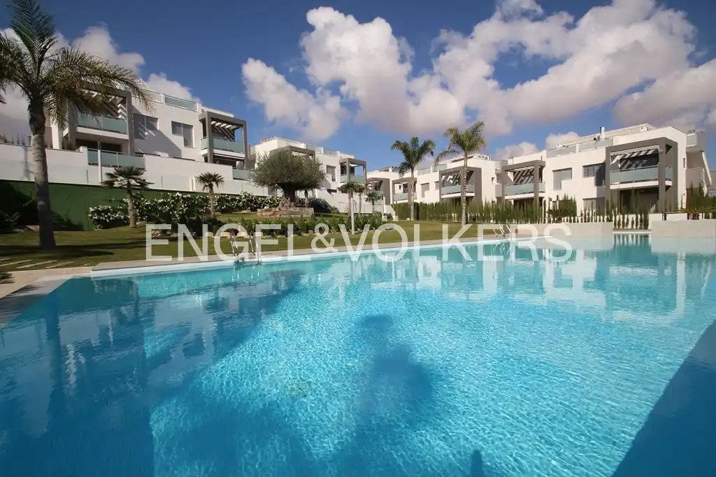Flat with pool for sale in Los Balcones - Los Altos