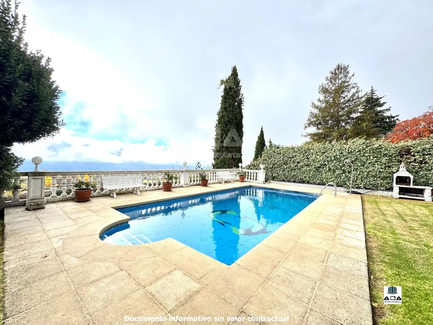 Piscina de Casa o chalet en venta en Poyales del Hoyo con Aire acondicionado, Calefacción y Jardín privado