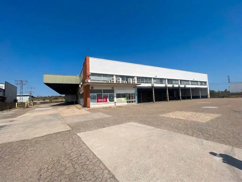 Vista exterior de Nau industrial de lloguer en Santovenia de la Valdoncina amb Calefacció i Alarma