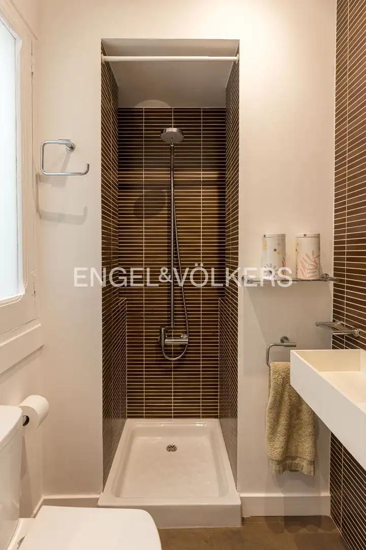 Badezimmer von Wohnung zur Miete in Madrid mit Klimaanlage, Heizung und Parkett