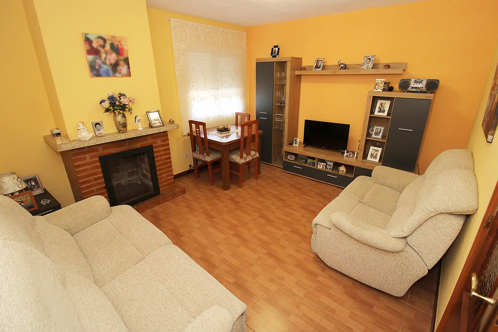 Wohnzimmer von Einfamilien-Reihenhaus zum Verkauf in Torremocha de Jarama mit Heizung, Privatgarten und Internet