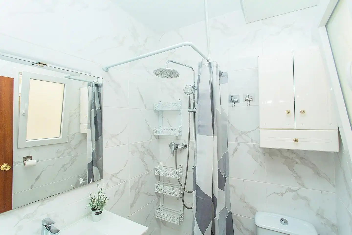 Baño de Apartamento en venta en Torrevieja con Aire acondicionado, Terraza y Amueblado