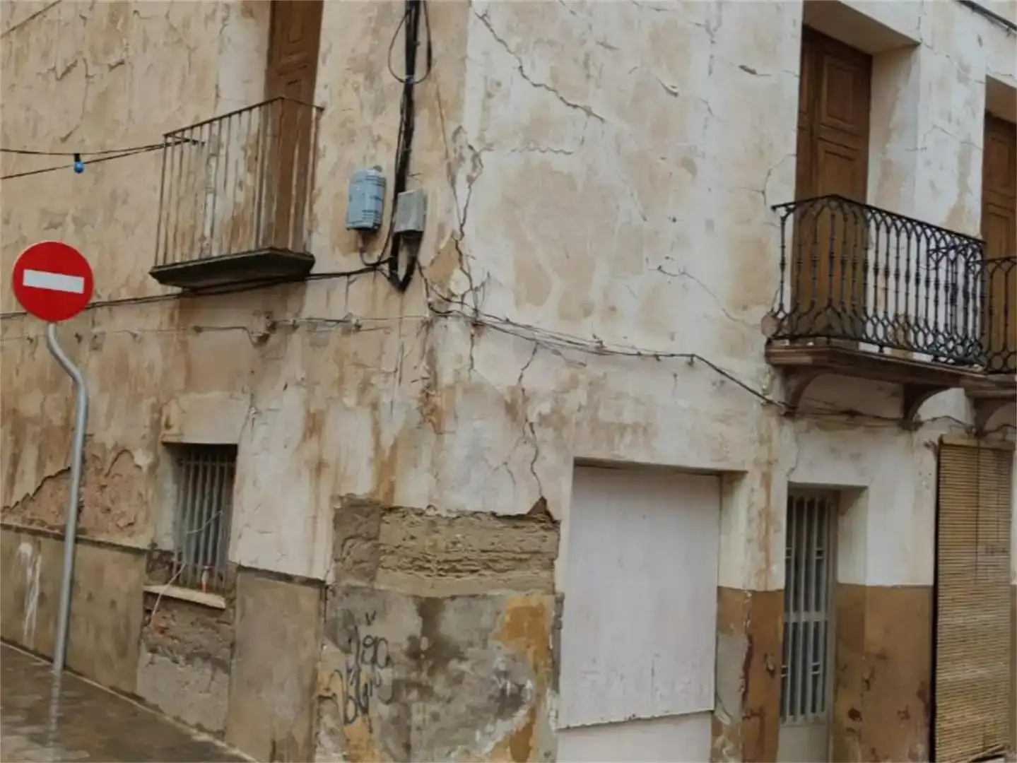 Vista exterior de Dúplex en venta en El Pinós / Pinoso con Balcón
