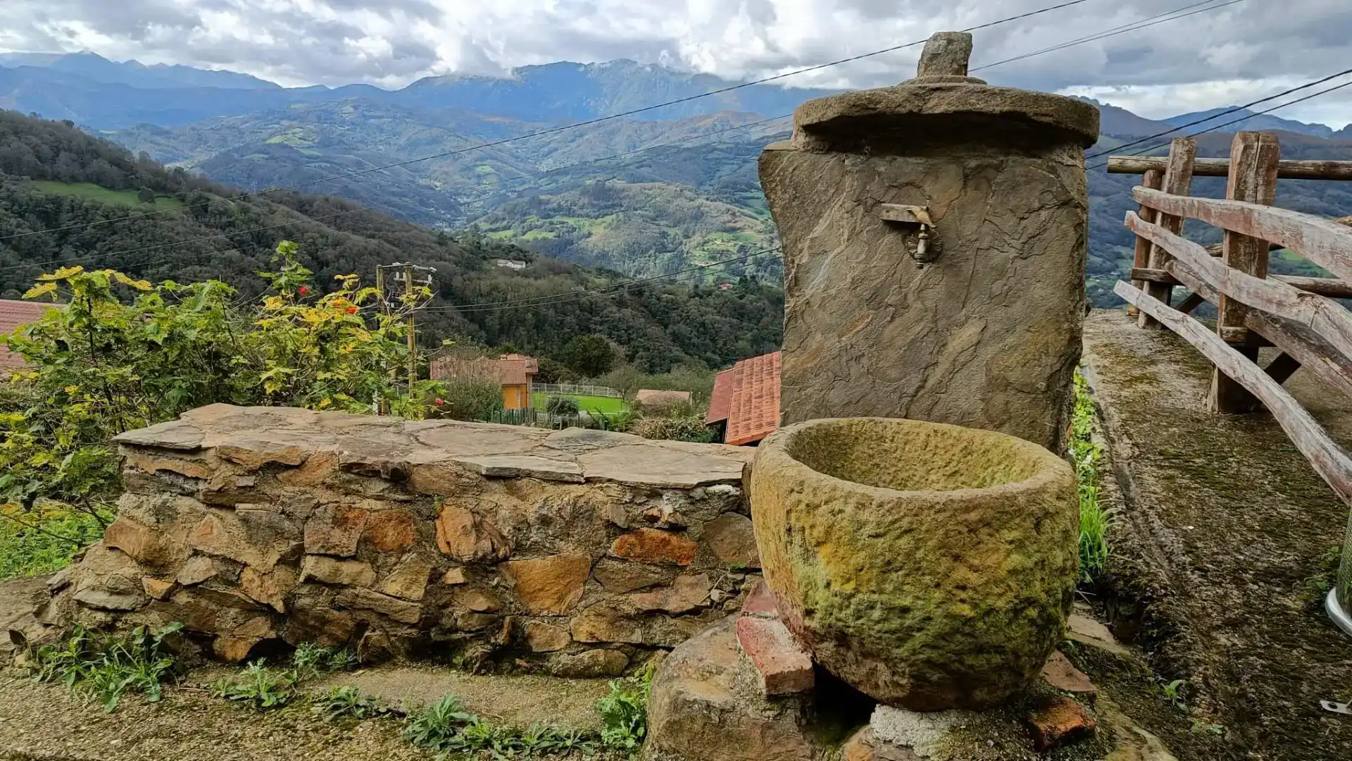 Vista exterior de Finca rústica en venda en Mieres (Asturias) amb Balcó