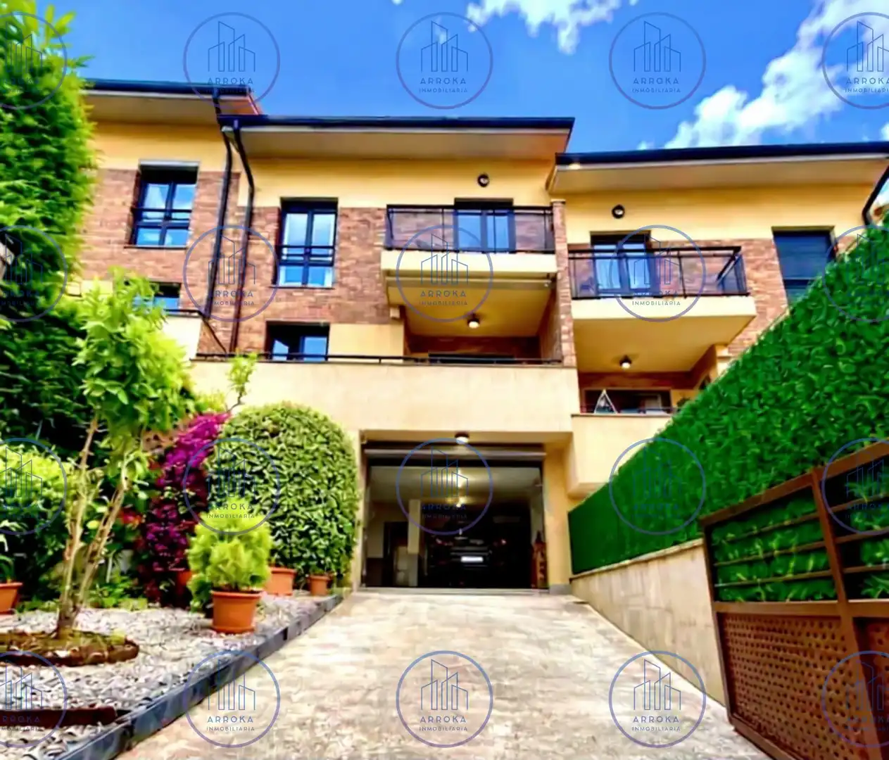 Vista exterior de Casa adosada en venta en Donostia - San Sebastián  con Calefacción, Jardín privado y Terraza