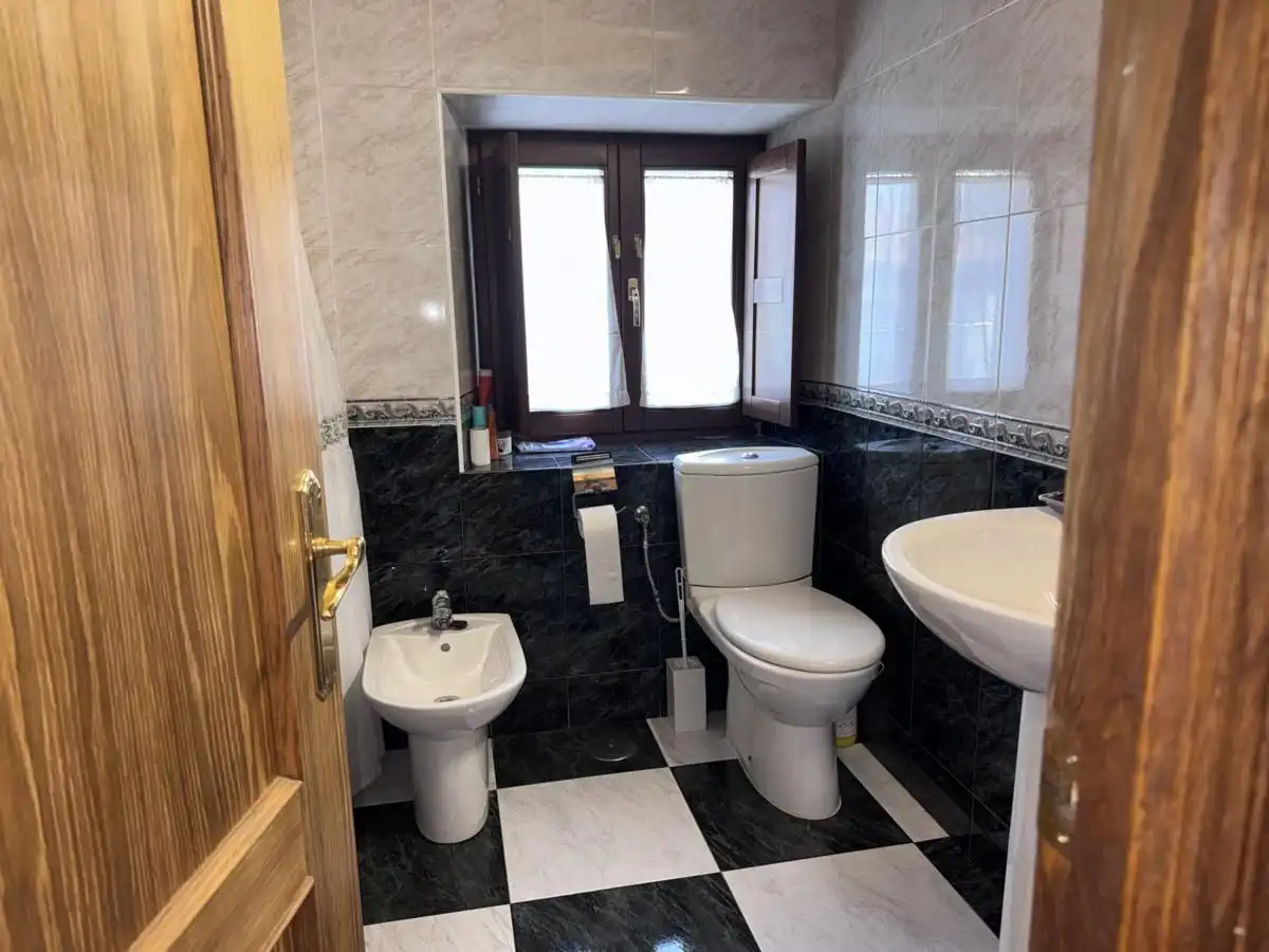 Baño de Casa adosada en venta en Llanes con Calefacción, Jardín privado y Terraza