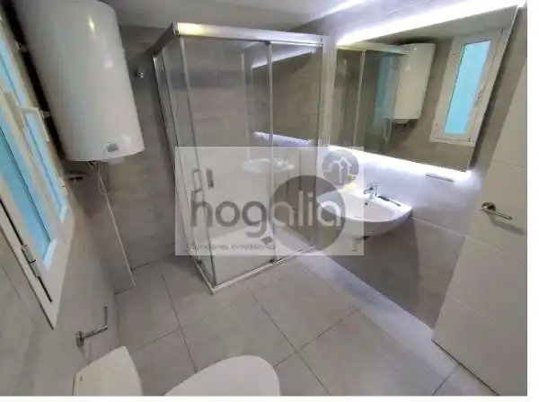 Bany de Dúplex de lloguer en Sevilla amb Aire condicionat, Terrassa i Moblat