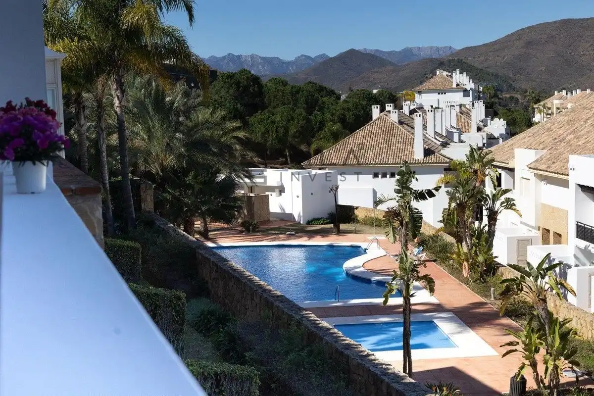 Adosado con piscina en venta en Urb. Montealto