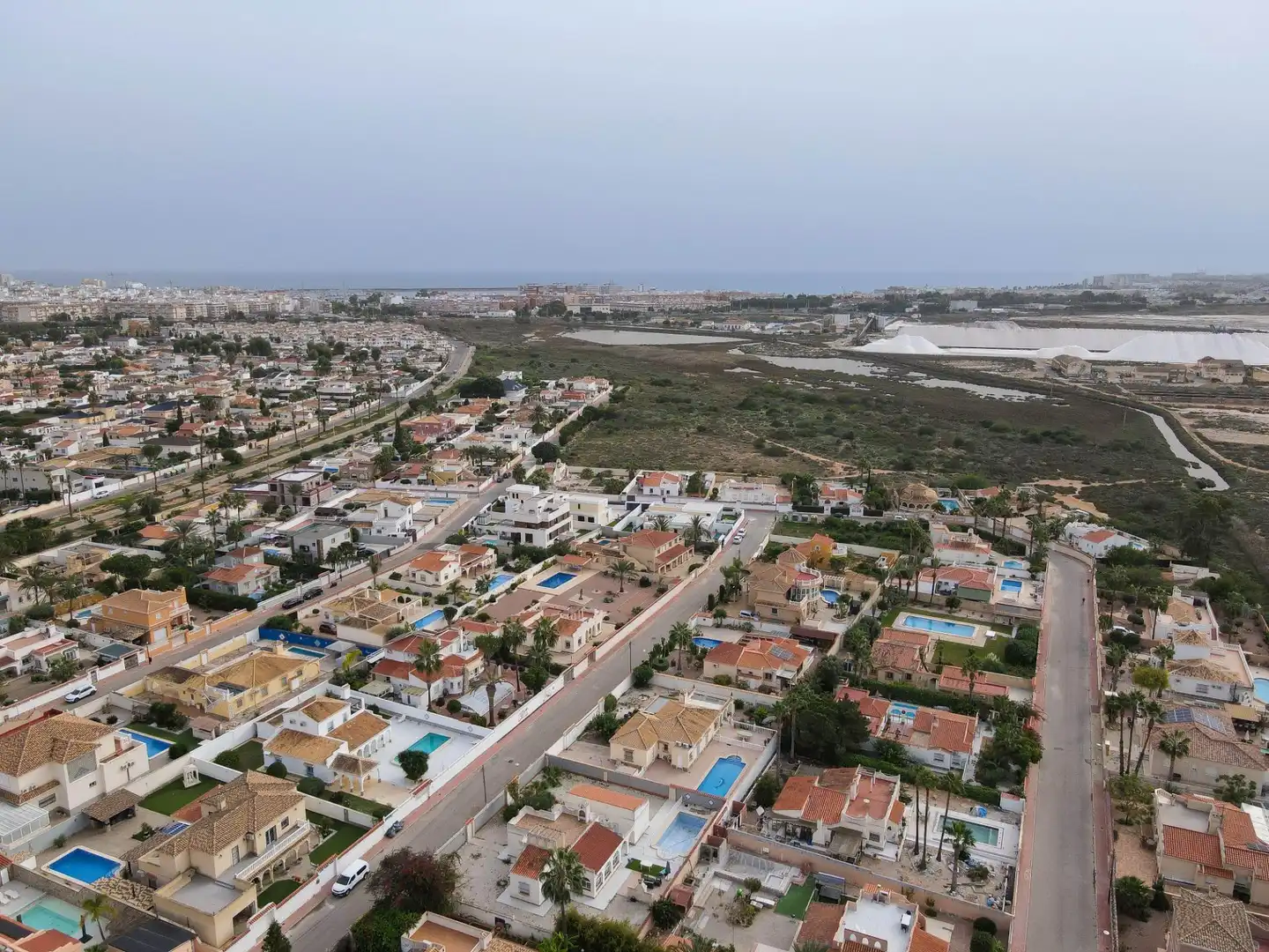 Vista exterior de Casa o xalet en venda en Torrevieja amb Aire condicionat, Calefacció i Jardí privat