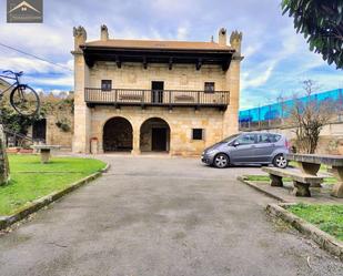 Vista exterior de Casa o xalet en venda en Los Corrales de Buelna  amb Calefacció, Jardí privat i Terrassa