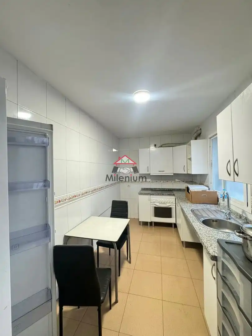 Küche von Wohnung zur Miete in Algeciras mit Waschmaschine, Mikrowelle und Balkon