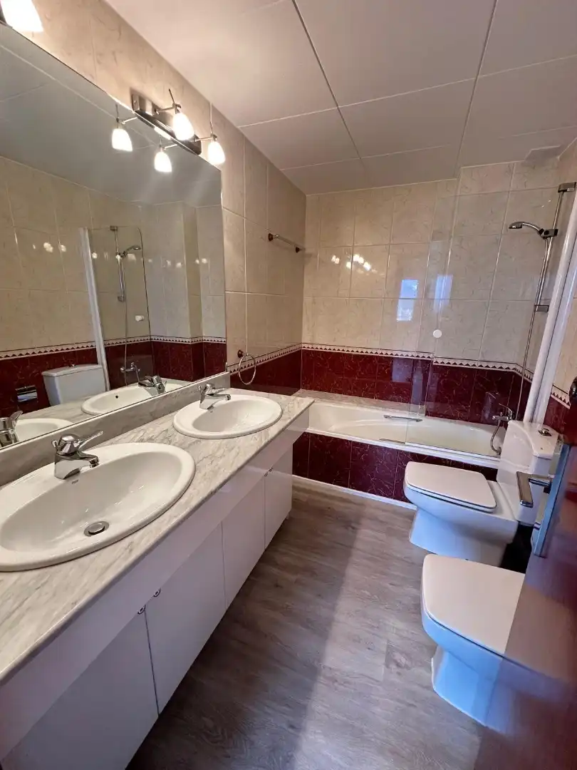 Baño de Ático de alquiler en Manresa con Calefacción, Jardín privado y Parquet