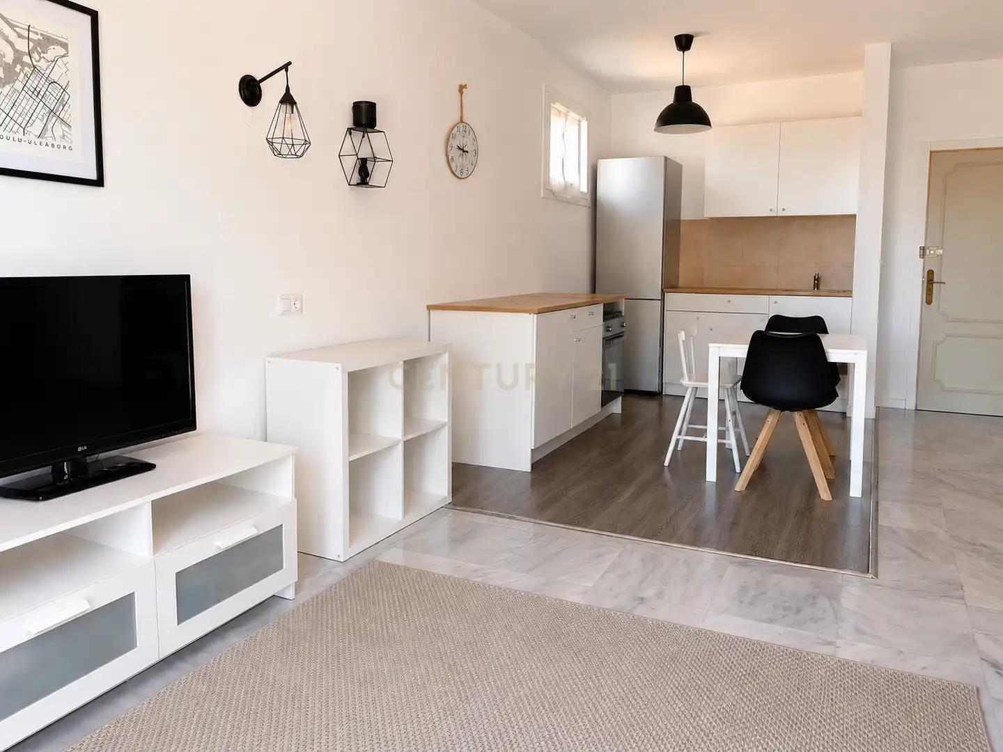 Sala d'estar de Apartament de lloguer en Benalmádena amb Aire condicionat, Jardí privat i Piscina