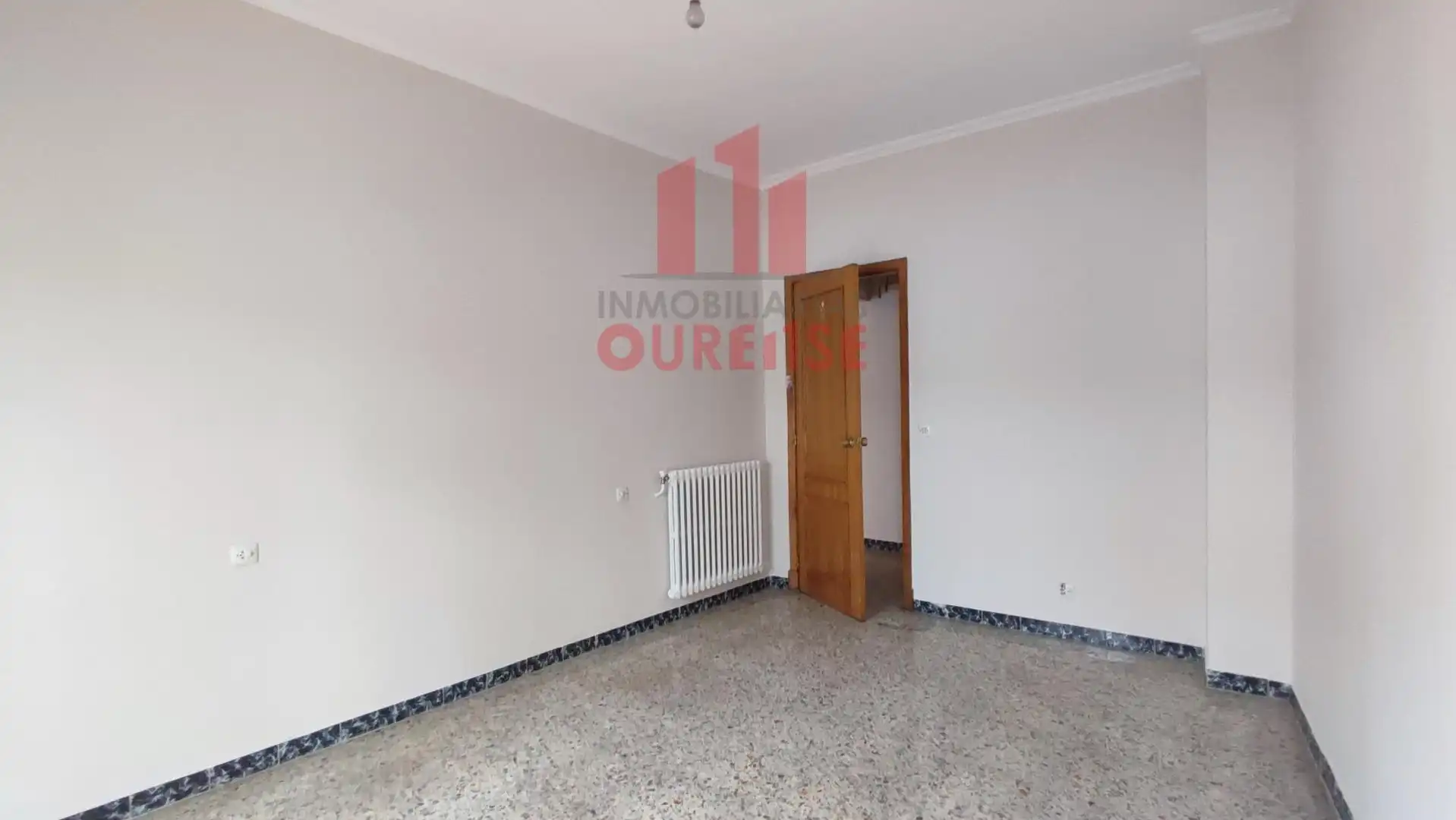 Dormitori de Pis de lloguer en Ourense Capital  amb Calefacció, Moblat i Balcó