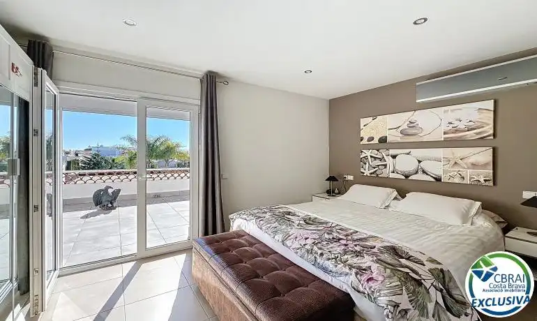 Casa con piscina en venta en Carrer Llobregat, imagen 4