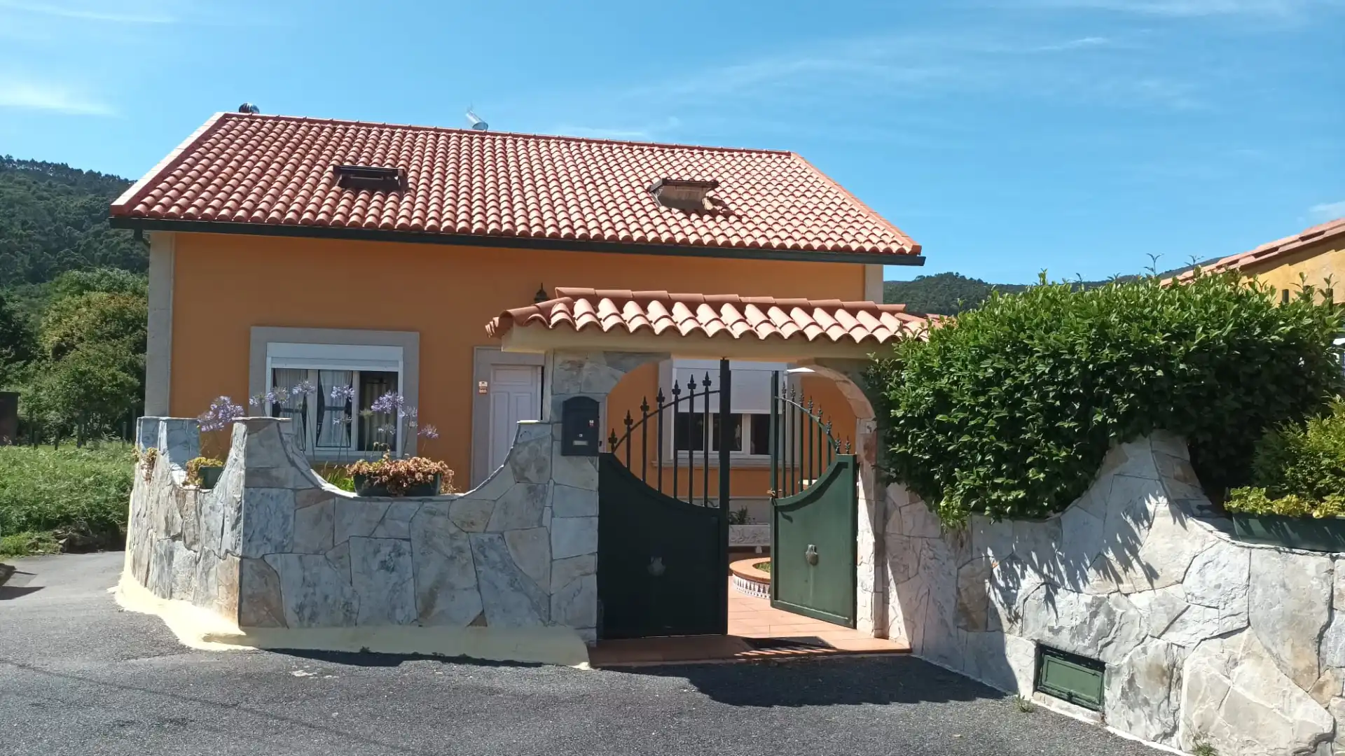Vista exterior de Casa o xalet en venda en Muros amb Jardí privat, Piscina i Moblat