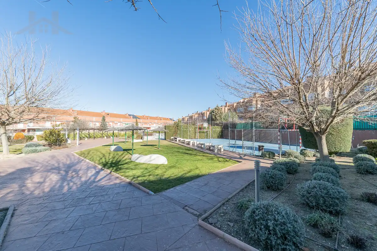 Jardí de Casa adosada en venda en Móstoles amb Aire condicionat, Calefacció i Jardí privat