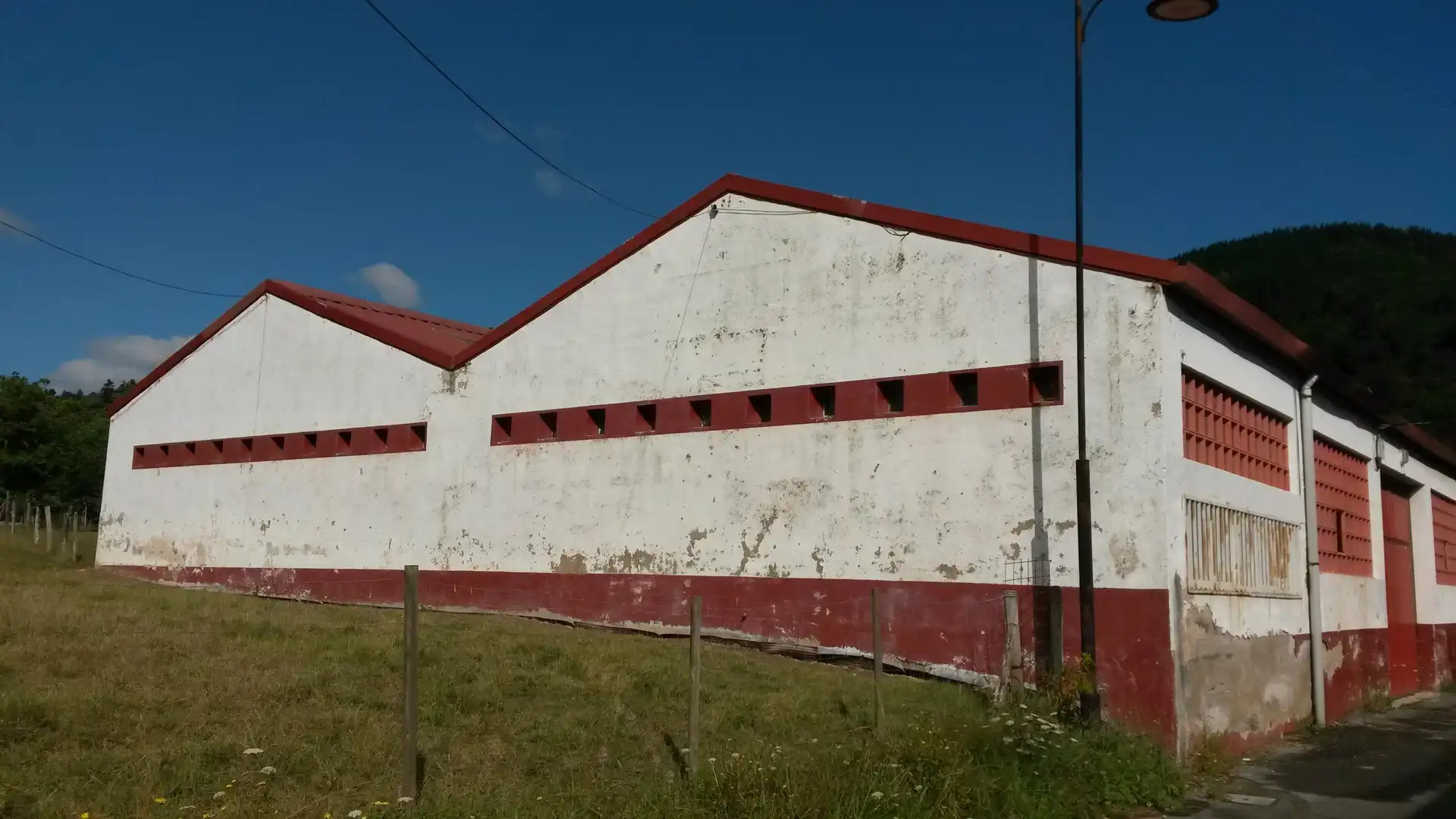 Außenansicht von Fabrikhallen zum Verkauf in Berriatua