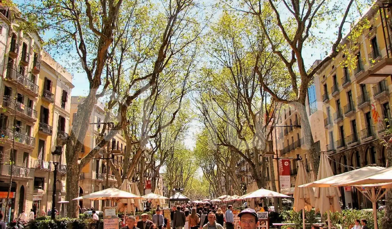 Vista exterior de Edifici en venda en Barcelona