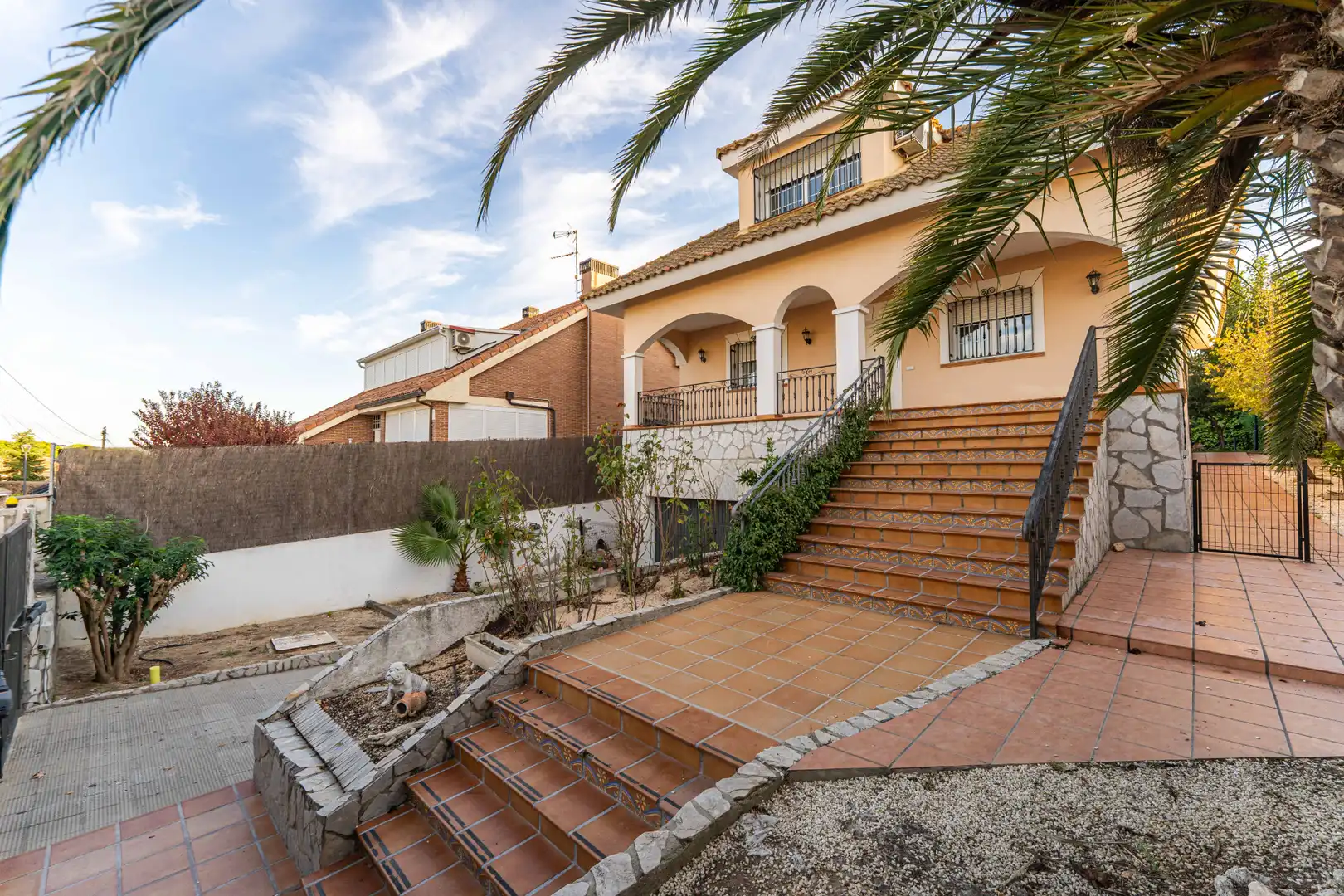 Vista exterior de Casa o xalet en venda en Sevilla la Nueva amb Aire condicionat, Calefacció i Jardí privat