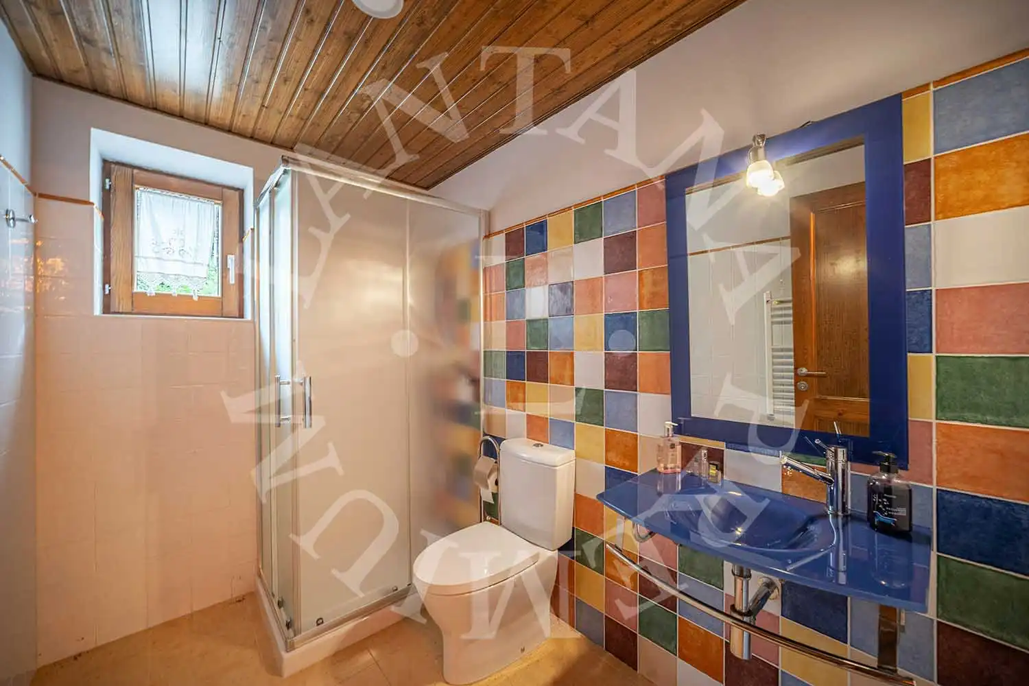 Badezimmer von Einfamilien-Reihenhaus zum Verkauf in Vielha e Mijaran mit Heizung, Privatgarten und Parkett