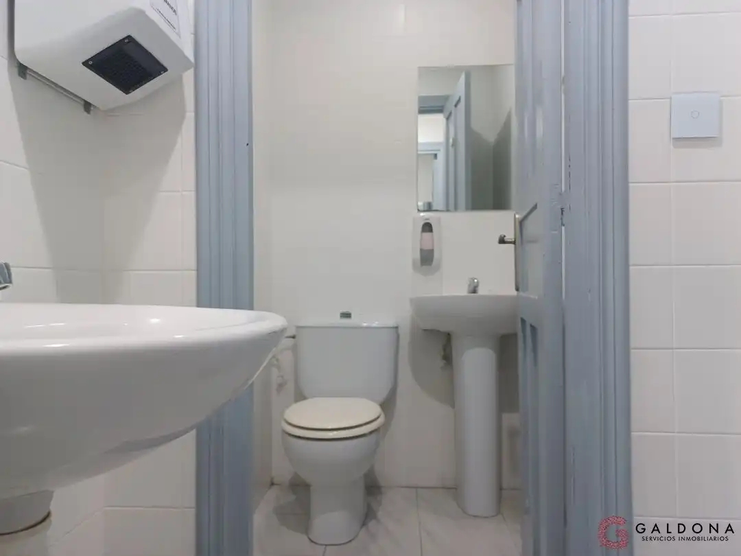 Bany de Local en venda en Donostia - San Sebastián  amb Aire condicionat