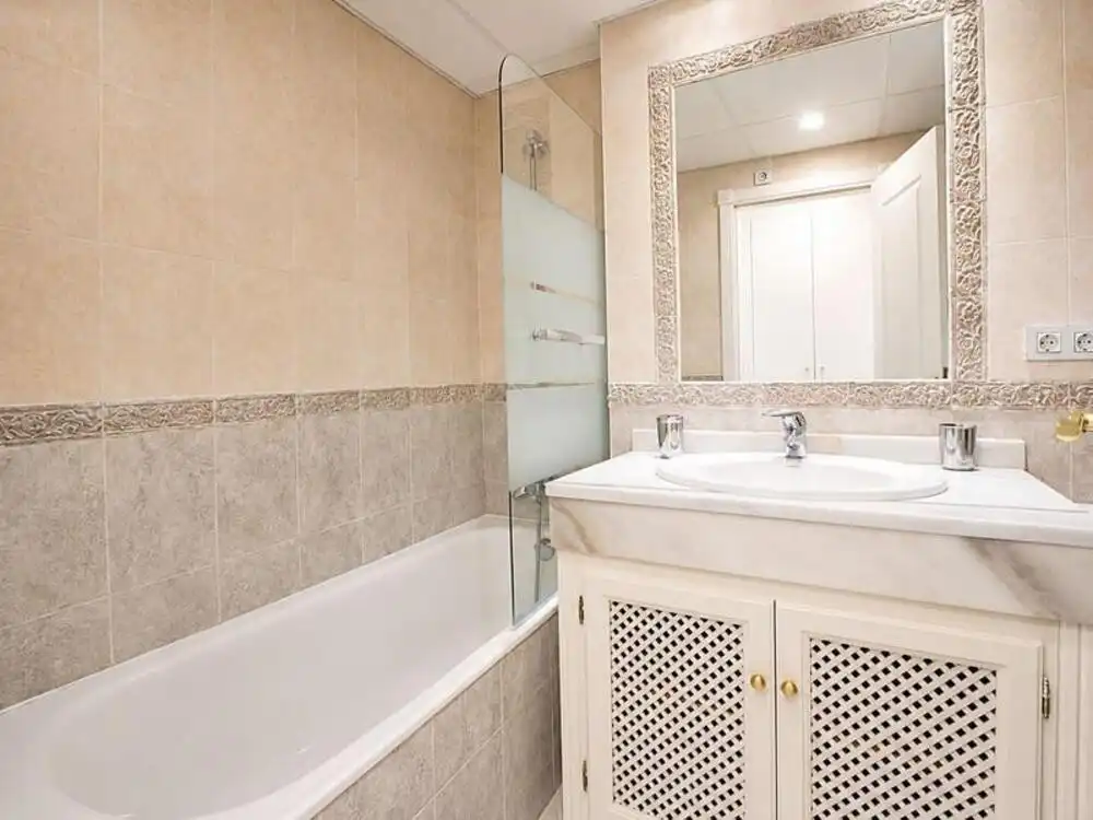 Bany de Apartament de lloguer en Estepona amb Aire condicionat, Terrassa i Piscina