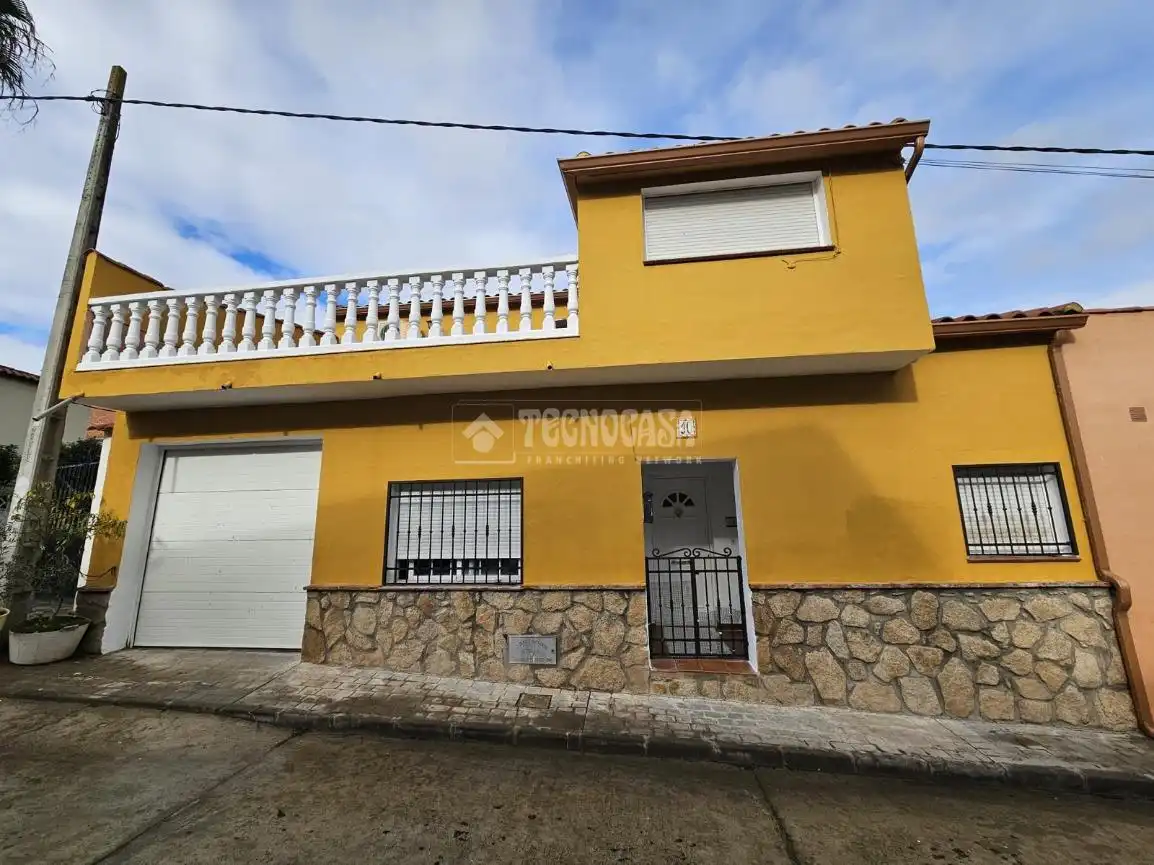 Exterior view of Detached homes for sale in El Puente del Arzobispo  with Heating