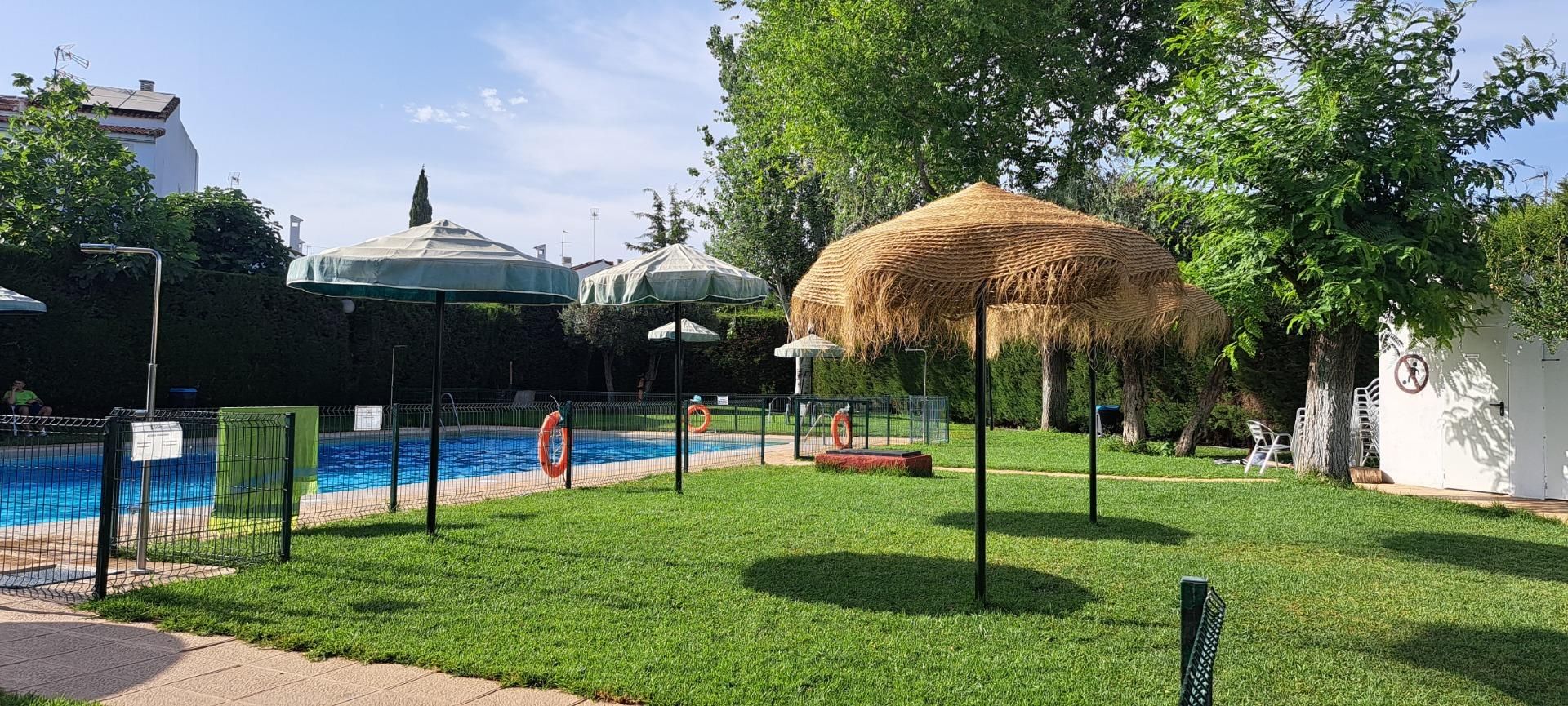 Piscina de Casa adosada en venda en Mairena del Aljarafe amb Calefacció, Alarma i Piscina comunitària