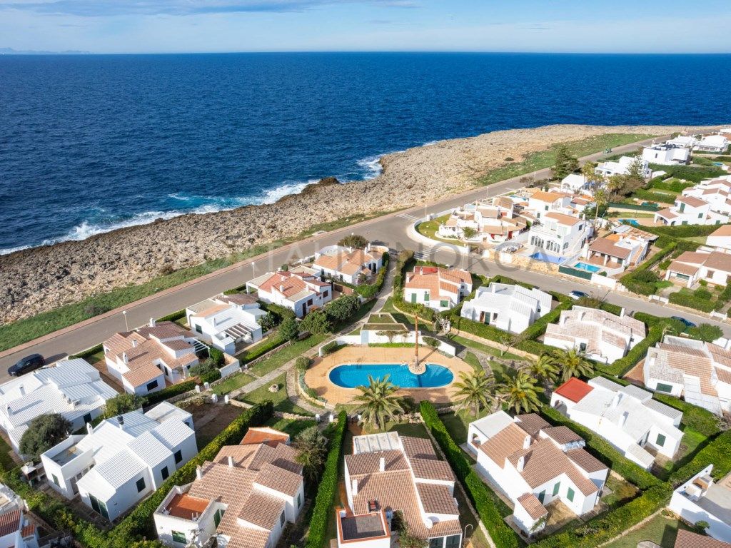 Vista exterior de Casa o xalet en venda en Ciutadella de Menorca amb Piscina comunitària
